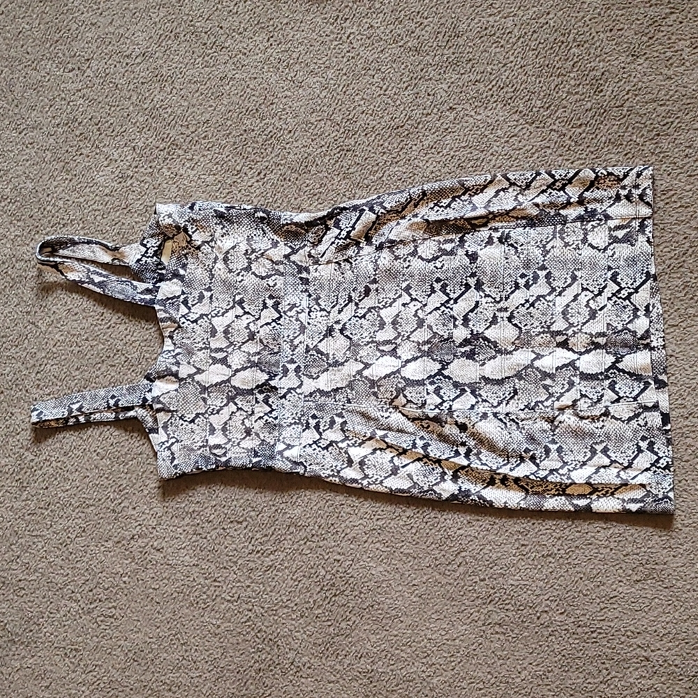 Form fitting dress - Picture 7 of 7